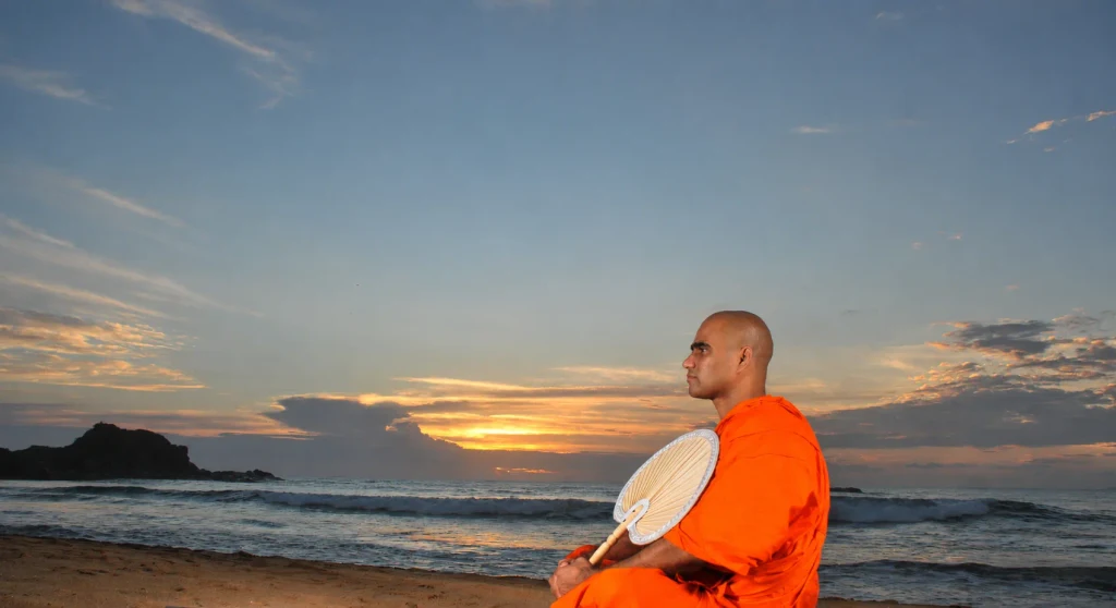 Buddhistischer Mönch leitet eine Meditation bei Villa Lanka Flair an