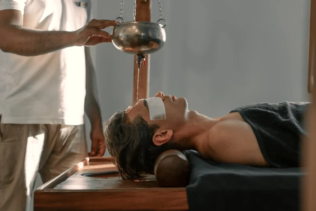 Ayurveda Behandlung mit warmem Öl bei Villa Lanka Flair