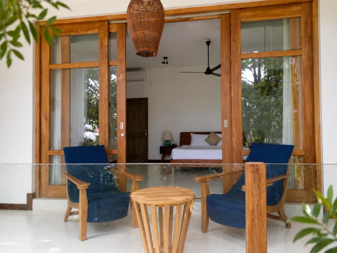Terrasse des Garden Sanctuary Room umgeben von tropischer Vegetation